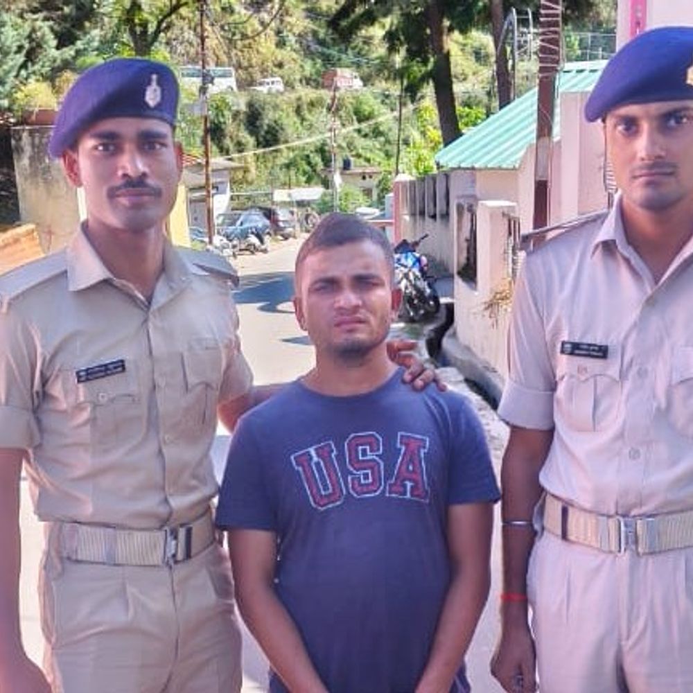 महिला पर फायरिंग करने वाला आरोपी उत्तराखंड से पकड़ा गया:दो साल से फरार चल रहा था, मझौलिया पुलिस ने की कार्रवाई