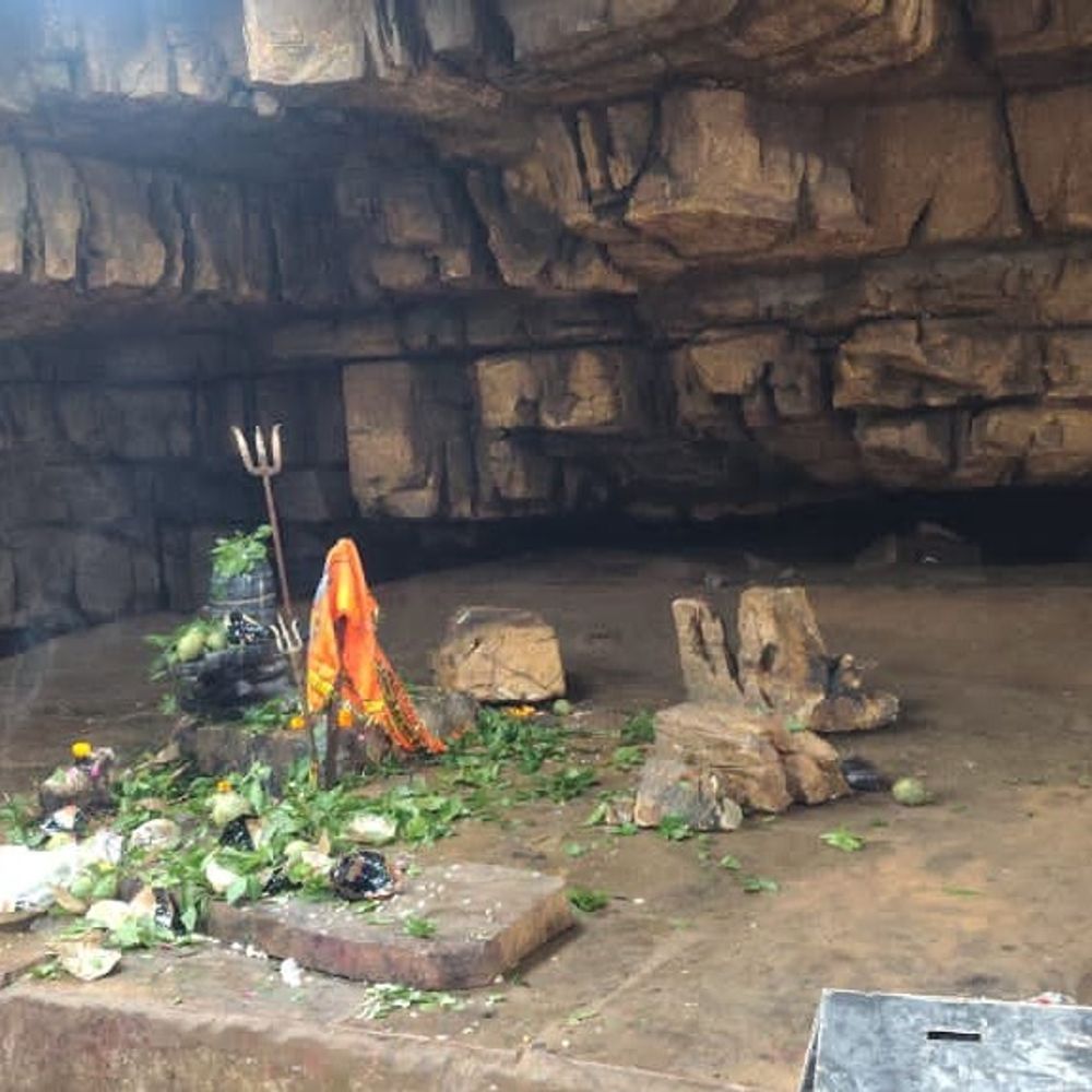 गुप्त गोदावरी गुफा में पत्थर गिरे, पर्यटकों की एंट्री बंद:लगातार बारिश से दरारें बढ़ीं, विशेषज्ञों की जांच के बाद खुलेगी गुफा