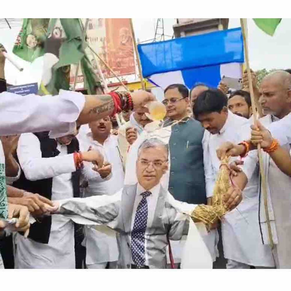 मोतिहारी में राजद का प्रदर्शन, CEC के इस्तीफे की मांग:मोतिहारी में SIR गड़बड़ी के आरोप, गांधी चौक पर पुतला फूंका-नारेबाजी