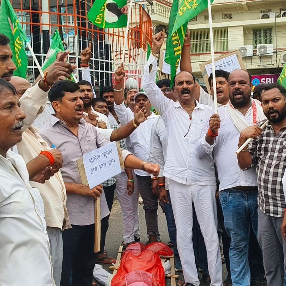 RJD कार्यकर्ताओं ने मुख्य निर्वाचन आयुक्त का पुतला जलाया:शेखपुरा में जुलूस निकाल केंद्र सरकार और चुनाव आयोग के खिलाफ नारेबाजी