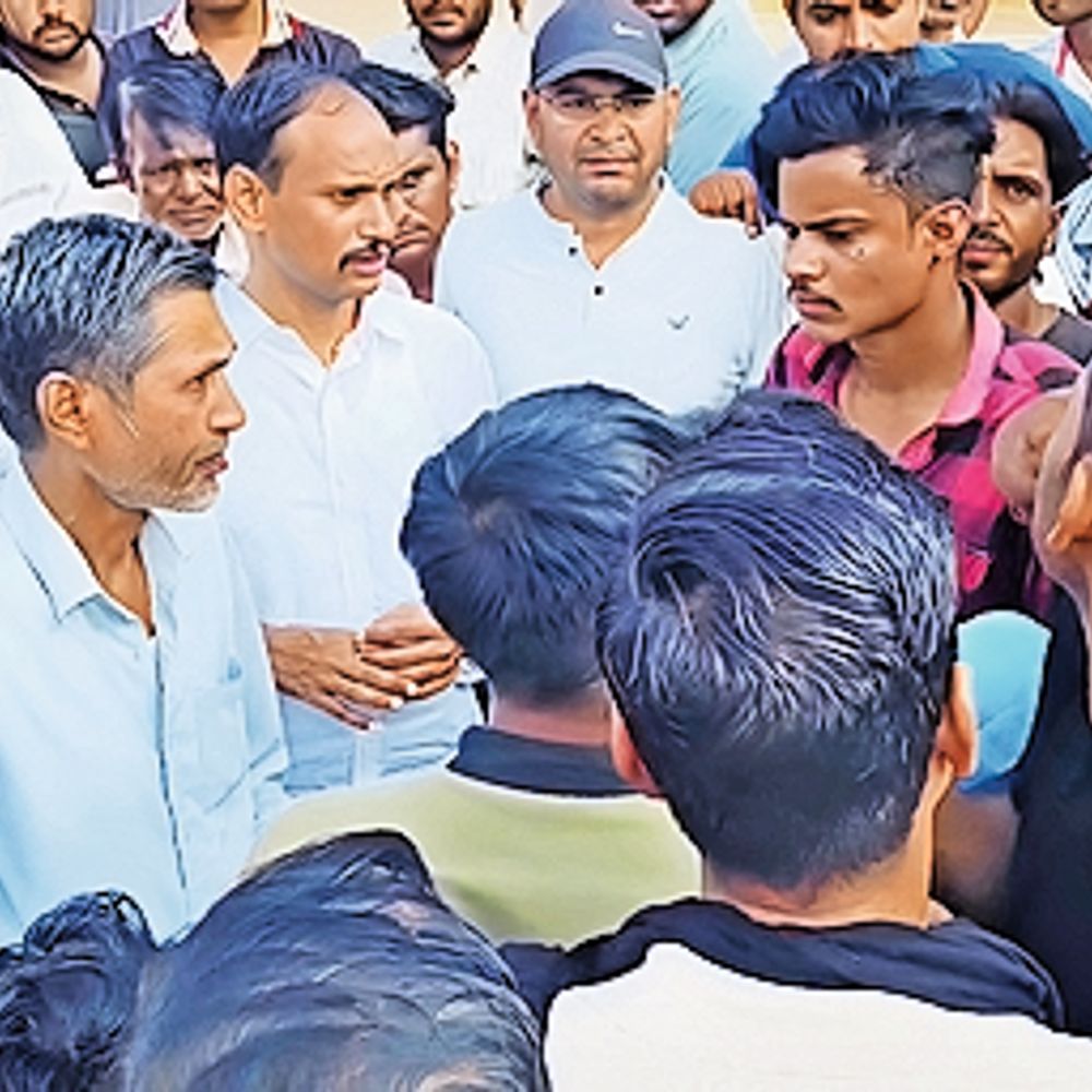 संदिग्धावस्था में होटलकर्मी की मौत परिजनों का प्रदर्शन, सहमति नहीं बनी