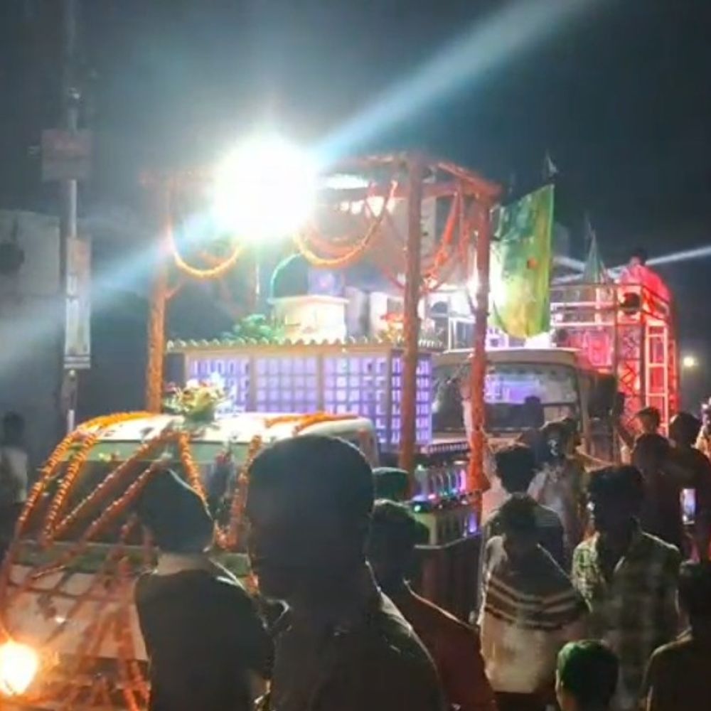 श्रावस्ती में बारिश के बीच निकले ग्यारहवीं शरीफ के जुलूस:लोग छतरियां लेकर हुए शामिल, धार्मिक नारों से गूंजे रास्ते; गुम्बदे खजरा बना आकर्षण