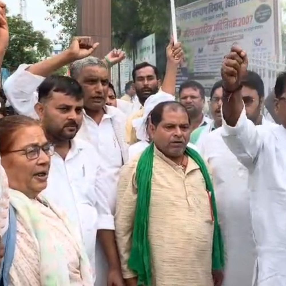 RJD का चुनाव आयोग के खिलाफ प्रोटेस्ट:बेतिया में CEC ज्ञानेश कुमार का पुतला जलाया
