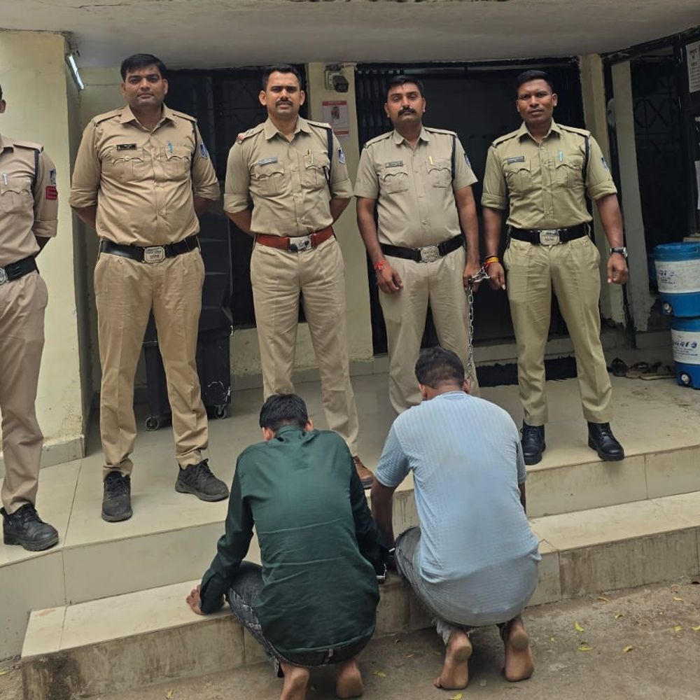 इटारसी में दो युवकों के पास देसी पिस्टल मिली:3 कारतूस के साथ पुलिस ने पकड़ा; इन पर पहले से केस