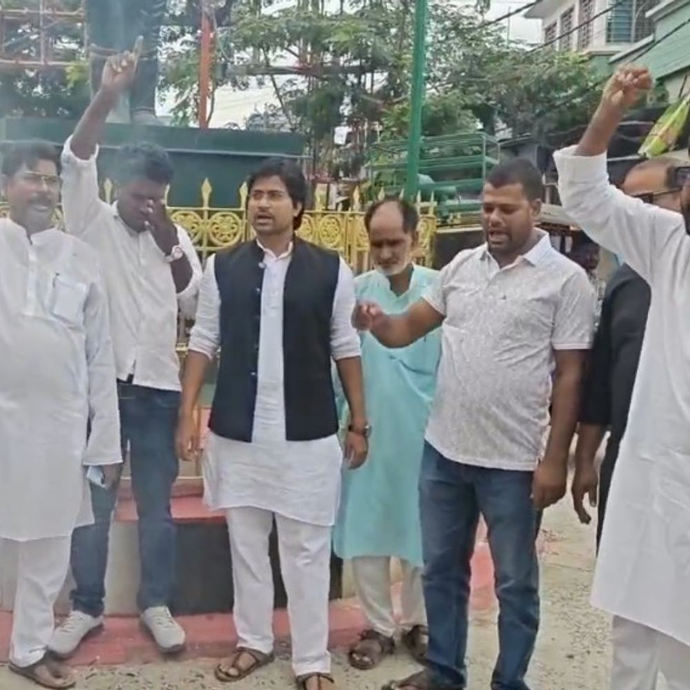 किशनगंज में चुनाव आयोग के खिलाफ राजद का प्रदर्शन:मुख्य चुनाव आयुक्त का पुतला फूंका, निष्पक्षता पर उठाए सवाल