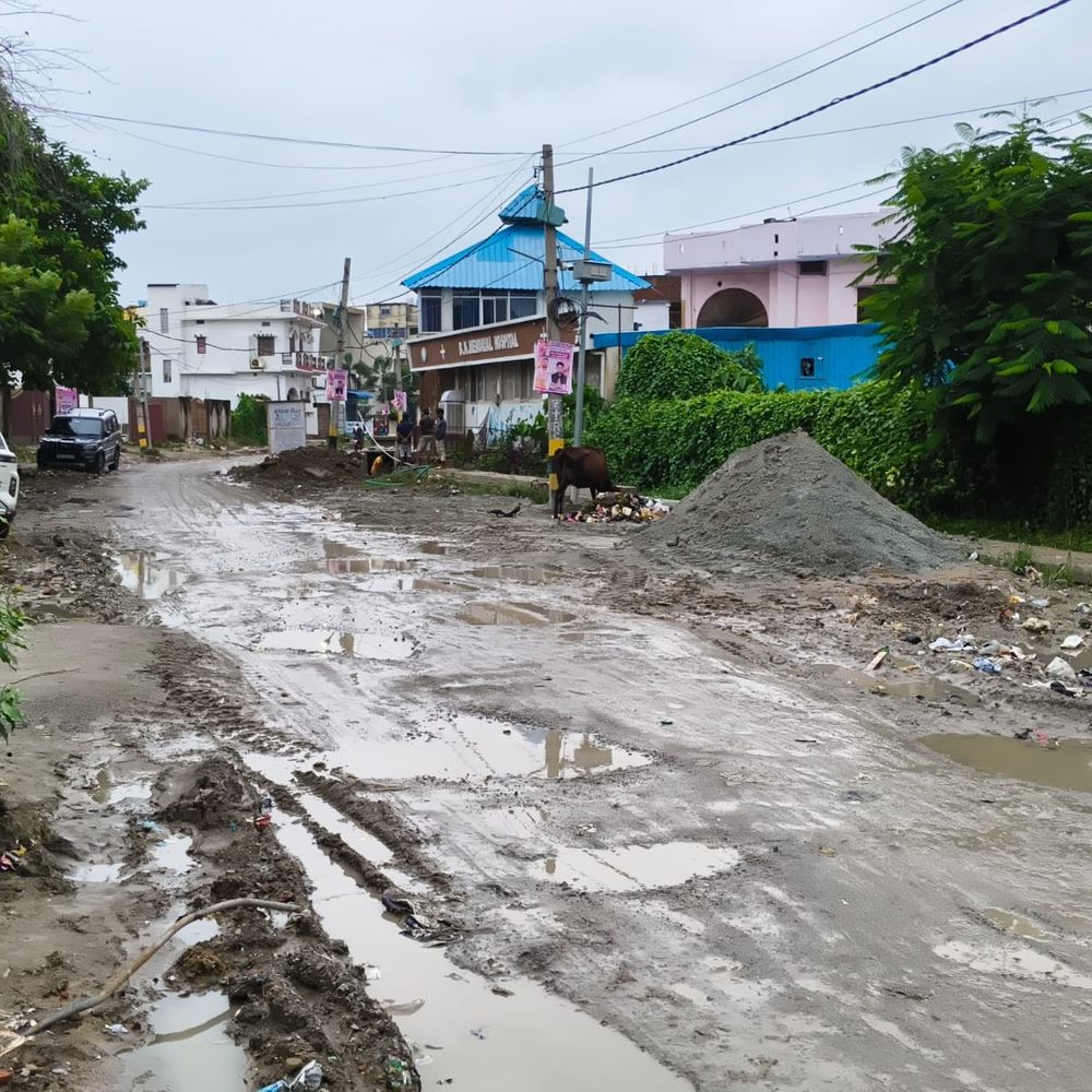 बक्सर में वामन मंदिर मार्ग की बदहाली नहीं हुई दूर:वुड स्टॉक मोड़ से सेंट्रल जेल तक नाला अधूरा, बारिश से सड़क पर फैला पानी-मिट्टी