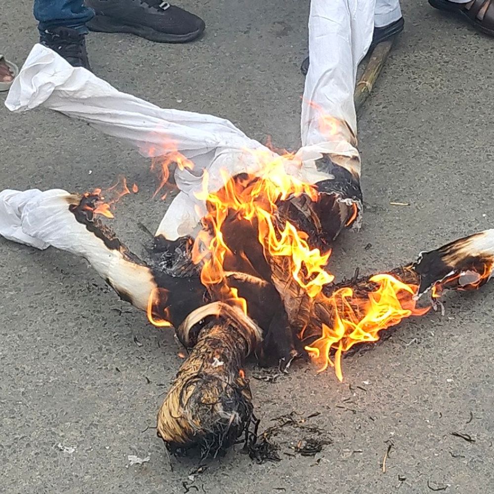 राजद ने मुख्य चुनाव आयुक्त का पुतला फूंका:इस्तीफे की मांग को लेकर पूर्णिया में प्रदर्शन, कहा- कानूनी मुकदमा दर्ज किया जाए