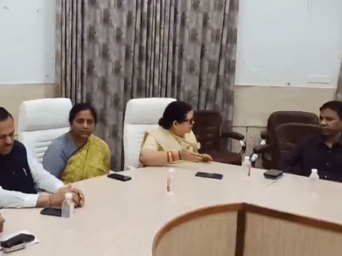 मेयर बोलीं- आप IAS हैं, कहें तो पैर छू लूं:कानपुर की सड़कें बनवा दो, सीएम ग्रिड की बैठक में अधिकारियों पर भड़कीं प्रमिला पांडेय