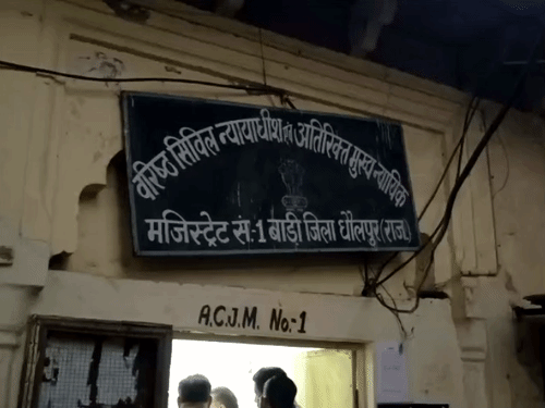आरोपी-नाबालिग की रिहाई के लिए रात 10-बजे तक खुला कोर्ट:तीन दिन थाने में बैठाया; जांच अधिकारी और थानाधिकारी पर केस दर्ज करने को कहा