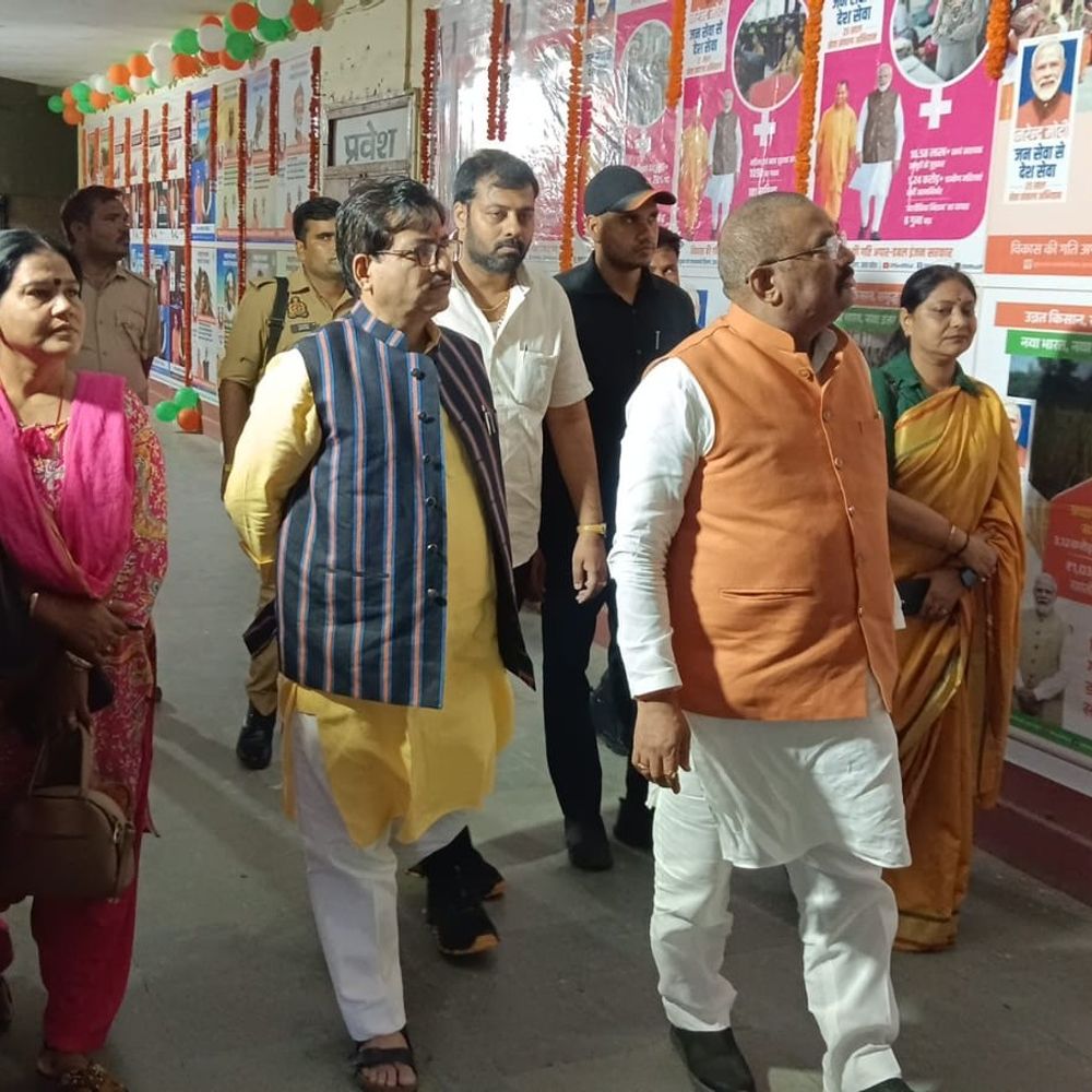 उन्नाव में सरकारी योजनाओं और विकास कार्यों की प्रदर्शनी लगी:भाजपा क्षेत्रीय उपाध्यक्ष ने विकास कार्यों की जानकारी ली, जिलाध्यक्ष ने योजनाओं की सराहना की