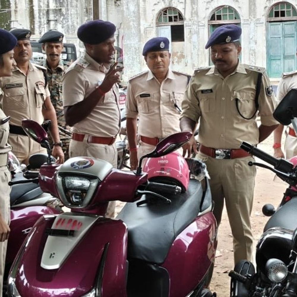मधुबनी में 'पुलिस दीदी' के लिए स्कूटी-मोटरसाइकिल रवाना:छात्राओं की सुरक्षा मजबूत करने और अपराध रोकने में मिलेगी मदद
