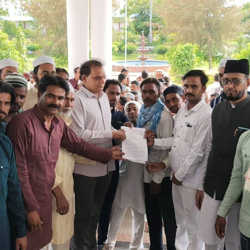 आगर मालवा में UCC कानून वापस लेने की मांग:कांग्रेस अल्पसंख्यक विभाग ने कलेक्टर कार्यालय में डिप्टी कलेक्टर को सौंपा ज्ञापन