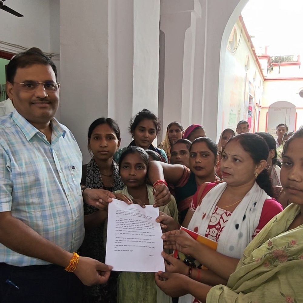 पीलीभीत में समूह सखियों का प्रदर्शन:DM को सौंपा ज्ञापन, बोलीं- 2 हजार में साड़ी भी नहीं आती, मानदेय 15 हजार करने की मांग