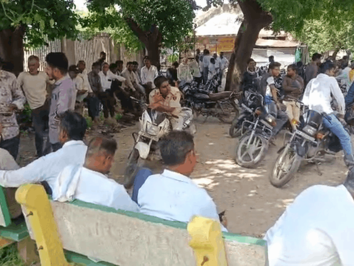 बारां में खाद के लिए लाइनों में लगे किसान:5 कट्टे डीएपी के लिए कई घंटों इंतजार, धक्का-मुक्की के हालात; पुलिस तैनात