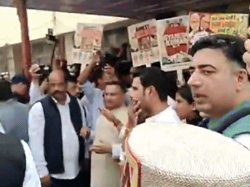SIR के विरोध में शिमला में कांग्रेस का प्रदर्शन:इलेक्शन डिपार्टमेंट ऑफिस के बाहर नारेबाजी, बोर्ड पर कालिख पोती; ज्ञानेश कुमार का पुतला जलाया