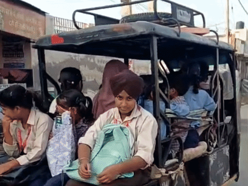 जान जोखिम में डालकर वाहनों में जा रहे स्कूली बच्चे:अबोहर में ई रिक्शा में 25-25 बच्चे, लटका कर ले जाते स्कूल, प्रशासन की आंखें बंद