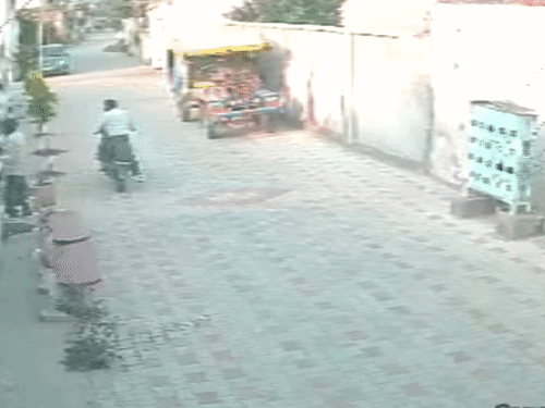 अमृतसर में AAP सरपंच से दिनदहाड़े बालियां छीनीं,CCTV:पता पूछने के लिए घर से बाहर बुलाकर दो बदमाशों ने की वारदात, पीछा करते गिरीं