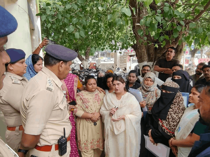 नूरी खान को धमकी के आरोप में कांग्रेस-कार्यकर्ताओं का प्रदर्शन:आरोपी पर कार्रवाई की मांग, एडिशनल SP को सौंपा ज्ञापन