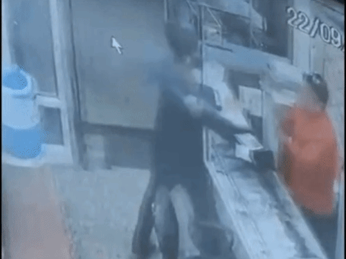 नाबालिग ने सराफा कारोबारी पर चाकू से हमला किया:दुर्ग में दो साल पुरानी बात का बदला लेने पहुंचा दुकान,छात्र ने 4 दिन पहले रची साजिश
