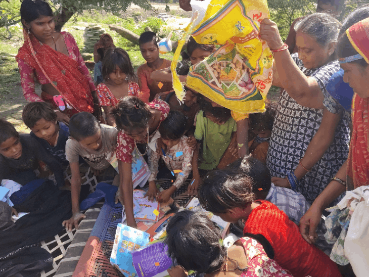गरीब बच्चों को कपड़े, खिलौने, किताबें बांटी:कॉपियां, पेन-पेंसिल और कलर पाकर खिल उठे चेहरे