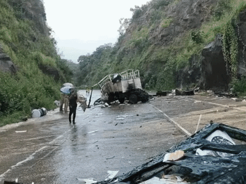 धान से भरे ट्रक ने पिकअप को मारी टक्कर,5 मौत:बालोद के मरकाटोला घाट में हादसा, टक्कर के बाद सड़क पर पलटा ट्रक; 6 घायल