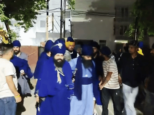 जालंधर में पुलिस कार्रवाई से नाराज निहंगों का धरना:थाने के बाहर सिमरन किया, गुरुद्वारे में कूड़े को लेकर विवाद; बुजुर्ग महिला हुई थी घायल