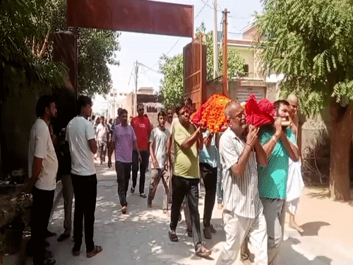 दुल्हन के परिधान पहनाकर पत्नी को दी अंतिम विदाई:पति दुल्हा बनकर शामिल हुआ, मुस्कराते हुए कहा- उसे सुहागन ही विदा करूंगा