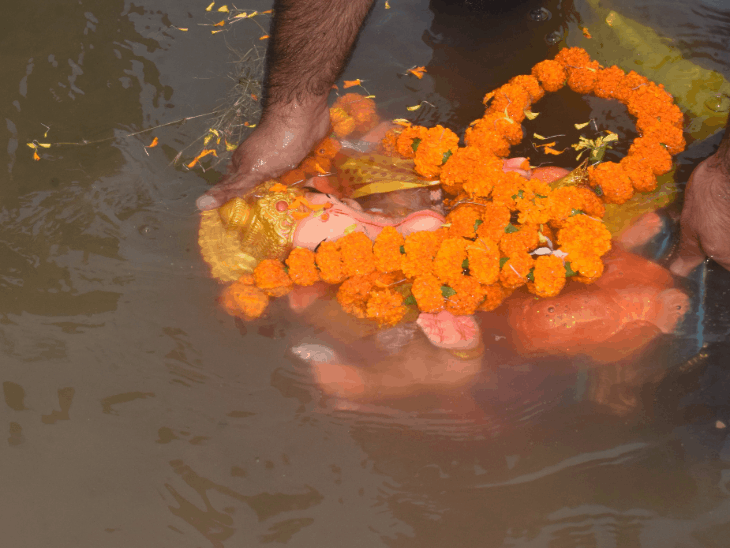बारिश में भी धूमधाम से हुई गणपति बप्पा की विदाई:शहर ‘गणपति बप्पा मोरया’ के जयकारों से गूंजा, शाम तक 200 से ज्यादा प्रतिमाएं विसर्जित