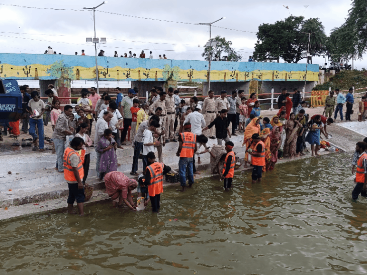 क्रेन और SDRF टीम से गणेश विसर्जन:बच्चों ने बप्पा को रोकर दी विदाई; रंग-गुलाल उड़ाकर नाचे श्रद्धालु