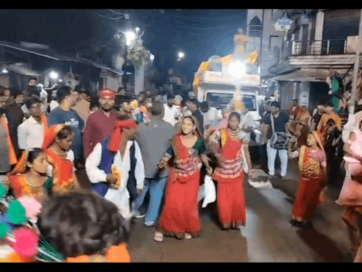 बैतूल में देर रात तक चला गणेश विसर्जन:बारिश भी नहीं रोक सकी भक्तों का उत्साह, सार्वजनिक मंडलों की बड़ी प्रतिमाएं निकलीं