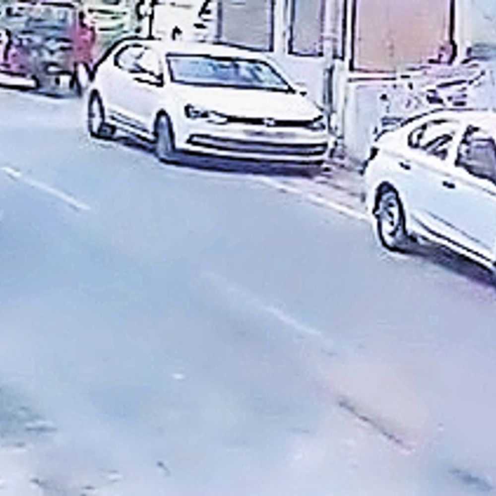 जमशेर में राधे श्याम डेयरी पर सेहत विभाग ने सुबह भरे दूध के सैंपल
