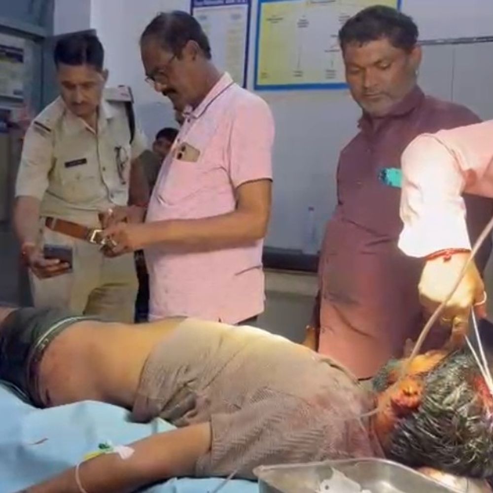 शराब दुकान के पास युवक पर चाकू से हमला:पुरानी रंजिश में पैसे मांगने का आरोप, कमर-पैर में लगे वार; जिला अस्पताल में भर्ती