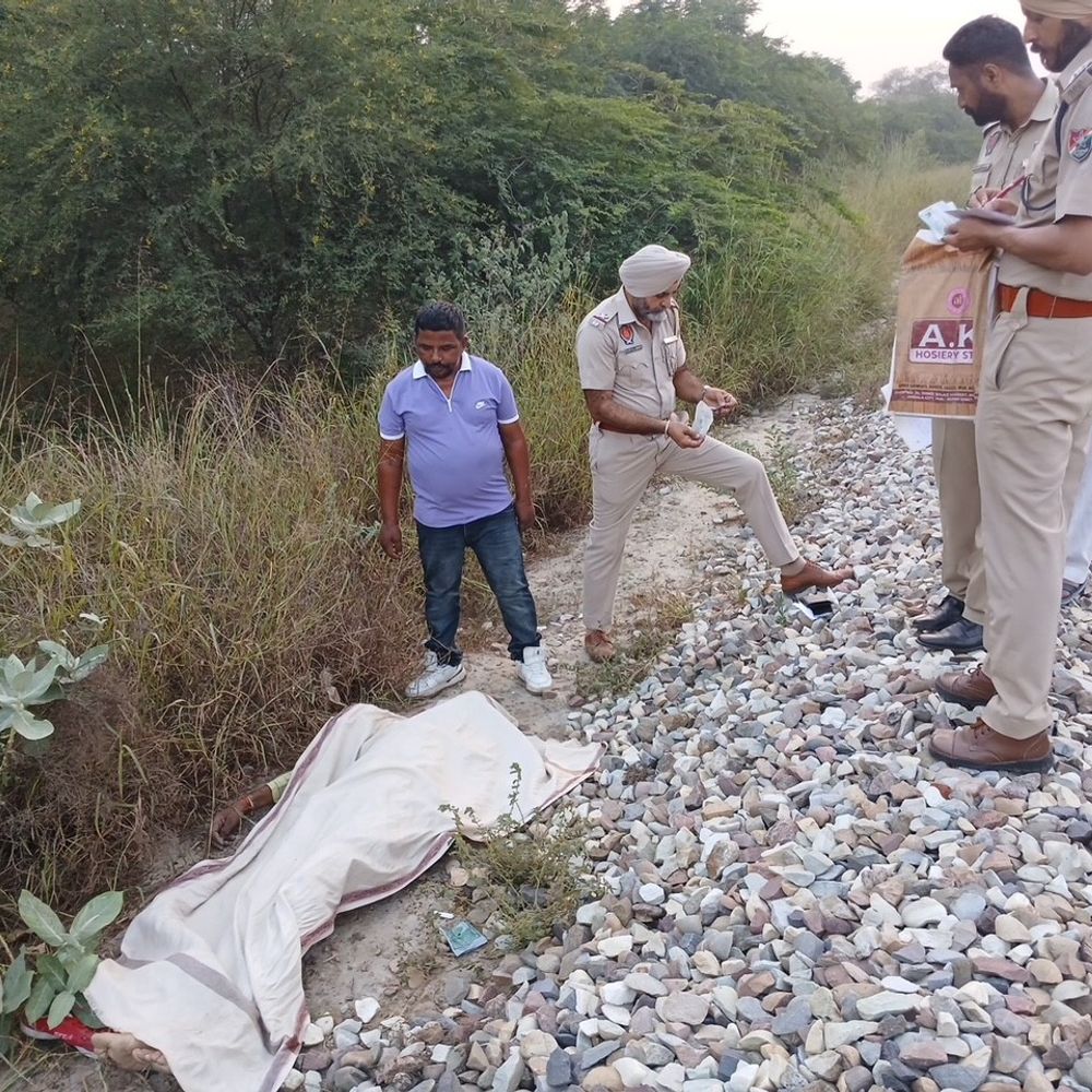 बठिंडा-अबोहर लाइन पर ट्रेन से गिरकर व्यक्ति की मौत:फाजिल्का निवासी यात्री का संतुलन बिगड़ने से हुआ हादसा, मौके पर ही दम तोड़ा