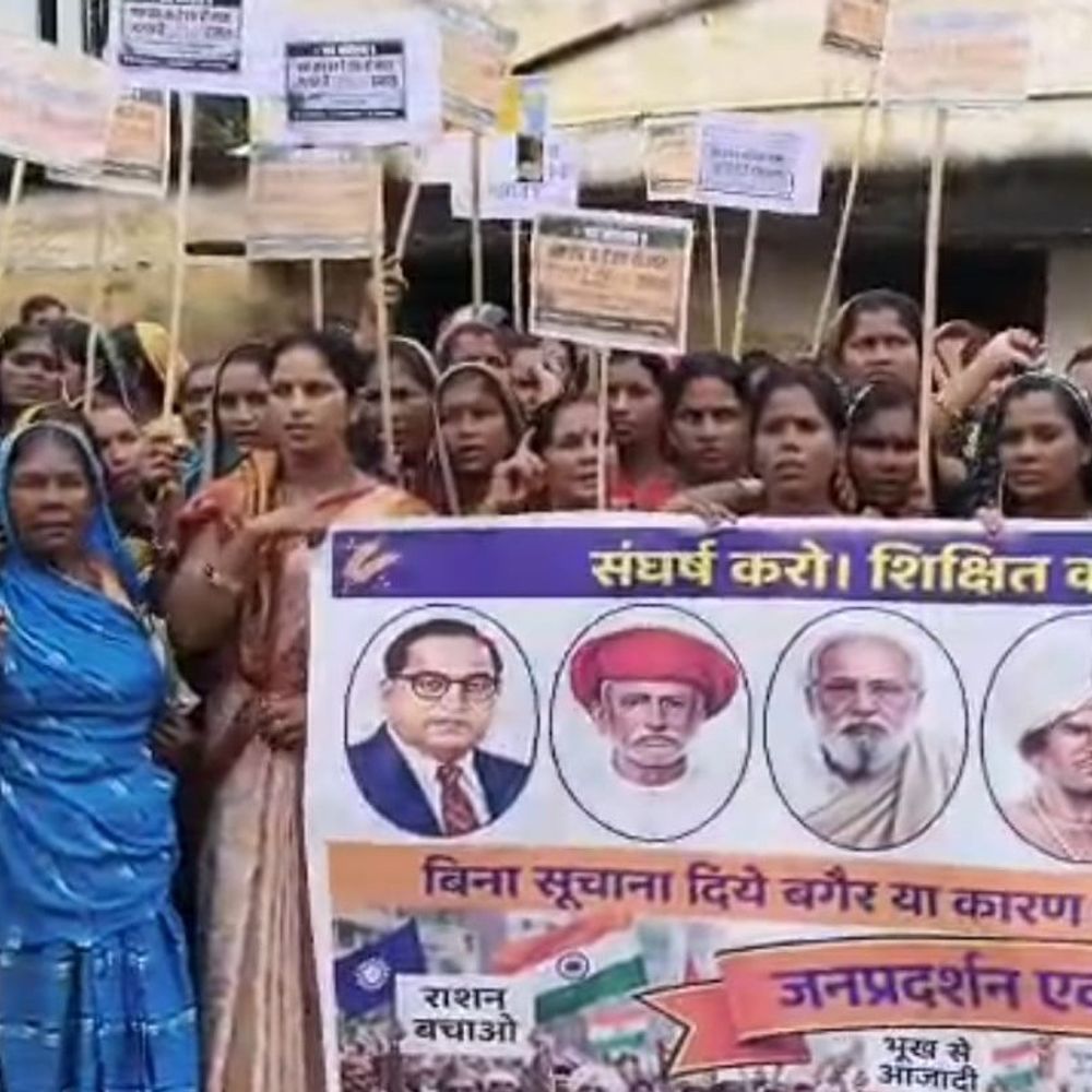 राशन कार्ड से नाम हटाने और कागजात मांगने पर प्रदर्शन:सैकड़ों महिला-पुरुषों ने चांदन प्रखंड मुख्यालय पर विरोध मार्च निकाला, बीडीओ को सौंपा मांग पत्र।