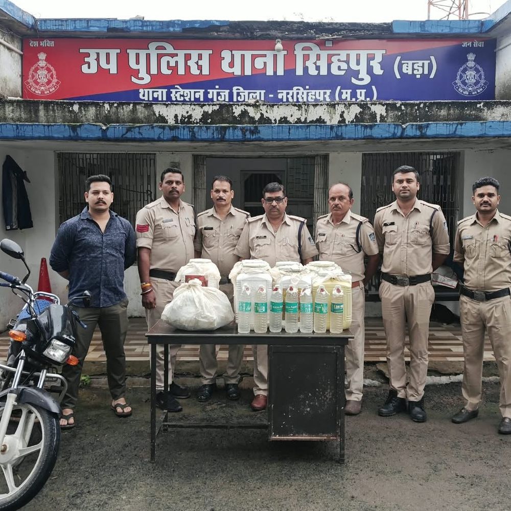 नरसिंहपुर में 105 लीटर कच्ची शराब के साथ आरोपी गिरफ्तार:बड़गुवा गांव से बाइक समेत 1 लाख रुपए का सामान जब्त