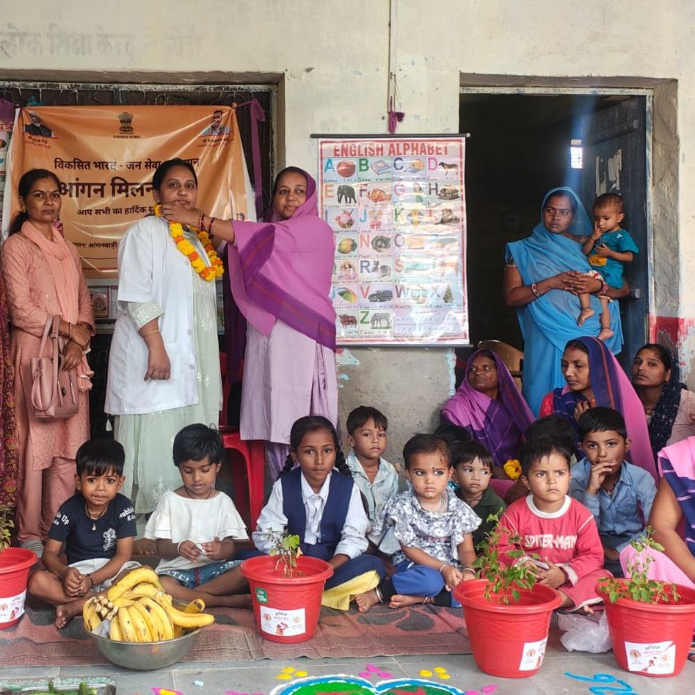झालावाड़ में आंगन मिलन सेवा समारोह से जागरूकता बढ़ी:बच्चों के पोषण और स्वास्थ्य पर जोर, कार्यकर्ताओं का सम्मान भी हुआ