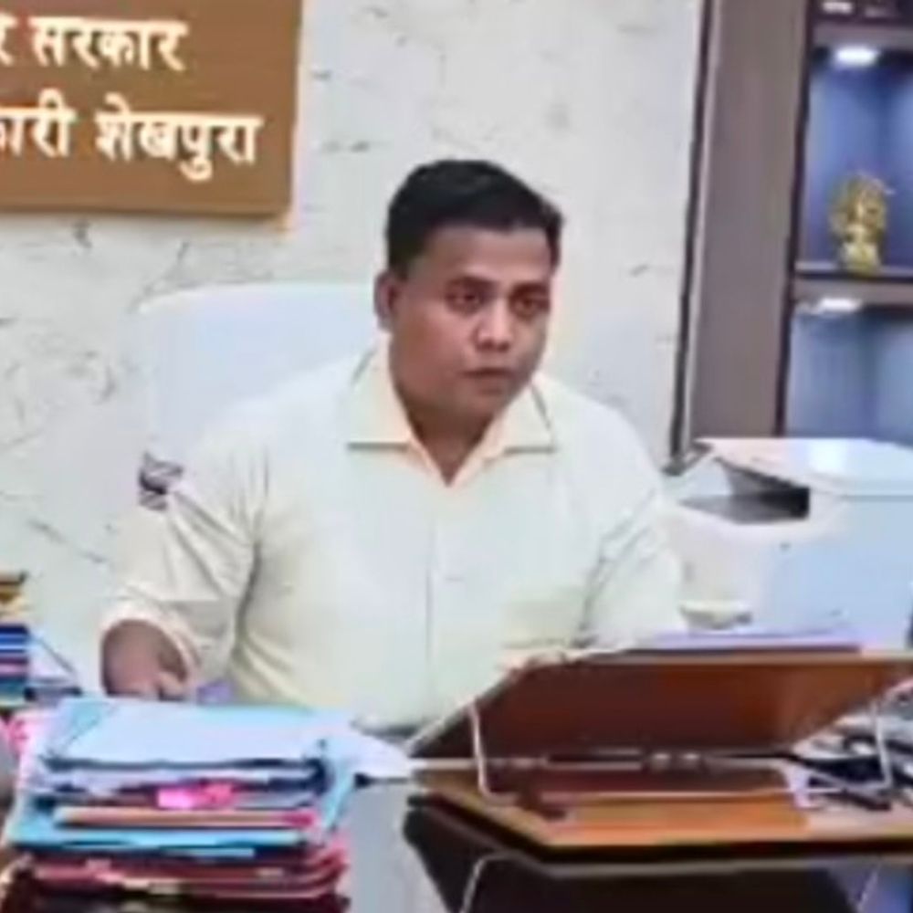 जमाबंदी, बिजली बिल, पेंशन और जमीन विवाद की शिकायतें:शेखपुरा में ‘सबका सम्मान, जीवन आसान’ के तहत पहुंचे फरियादी, डीएम बोले-'समाधान हाे'