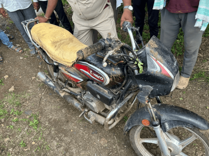 हरदा के चारखेड़ा में तीन रातों में तीन चोरियां:रेलवे स्टेशन से चोरी बाइक से दुकानों के ताले काटे,   गश्त बढ़ाने की मांग