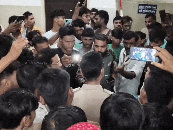 जुआ खेलने के आरोप में पकड़े अधेड़ की मौत:हंगामे के बाद 8 पुलिसकर्मी लाइन अटैच; बेटा बोला-पुलिस की पिटाई से पिता की मौत