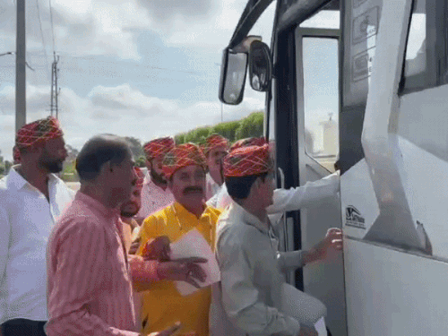 कोटा मेयर की वोटिंग के लिए बीजेपी पार्षद रवाना:भाजपा प्रत्याशी अनसुइया गोस्वामी मतदान करने पहुंचीं, कांग्रेस पार्षद मतदान के लिए पहुंचे ,वोटिंग के बाद होगी काउंटिंग