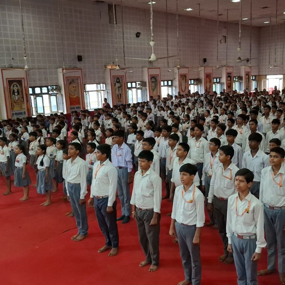 गोरखपुर के स्कूल में 'वन्दे मातरम्' कार्यक्रम:छात्रों ने किया सामूहिक गायन, राष्ट्र सेवा का संकल्प लिया