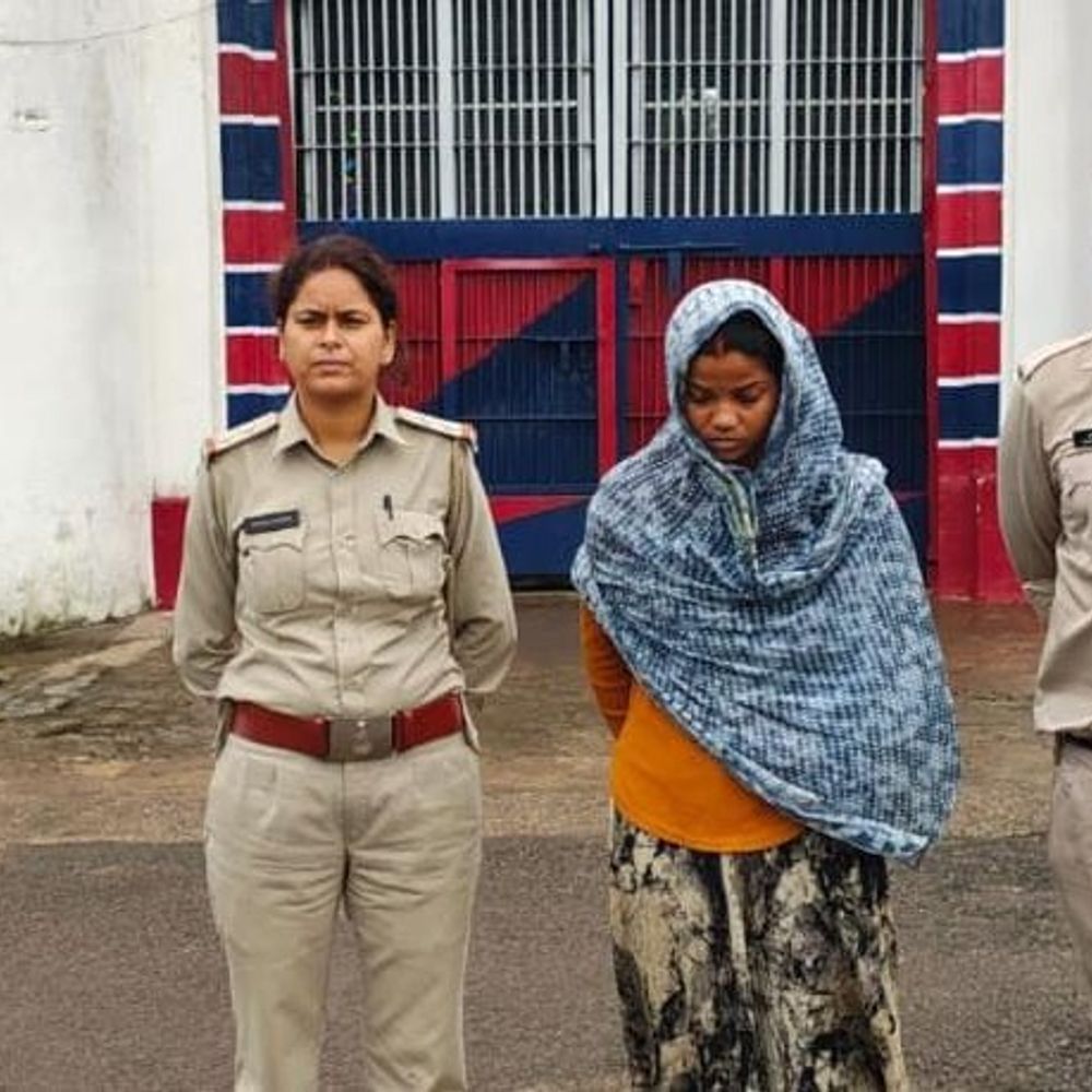 महिला 7.2 लीटर अवैध शराब के साथ गिरफ्तार:कोरबा में पुलिसकर्मियों पर वसूली का लगया था आरोप,20 सितंबर को कार्रवाई के दौरान भागी थी