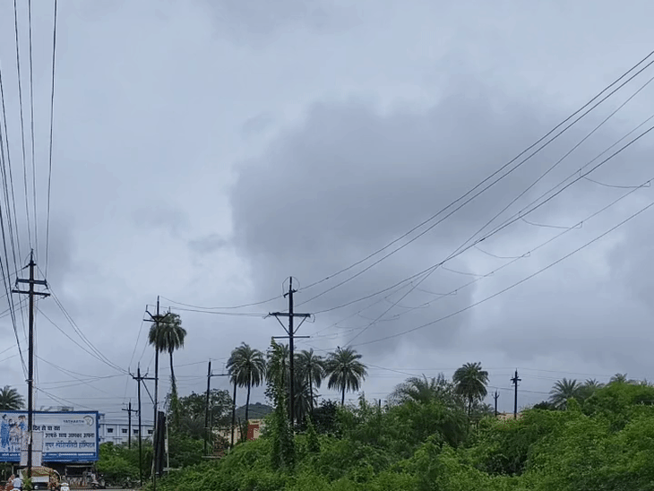 दतिया में ठंडी हवाओं से बदला मौसम:हल्की बारिश से उमस-गर्मी से राहत; कल भारी बरसात का अनुमान