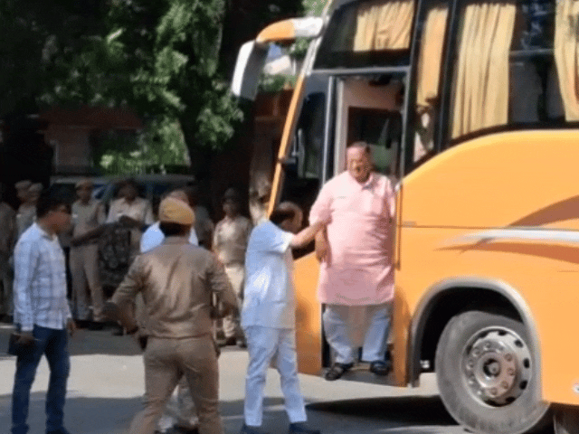 जोधपुर-मेयर की वोटिंग के लिए बाड़ाबंदी से निगम पहुंचे बीजेपी-पार्षद:कांग्रेस के पार्षद भी पहुंचे, दोनों दलों के साथ आए निर्दलीय पार्षद