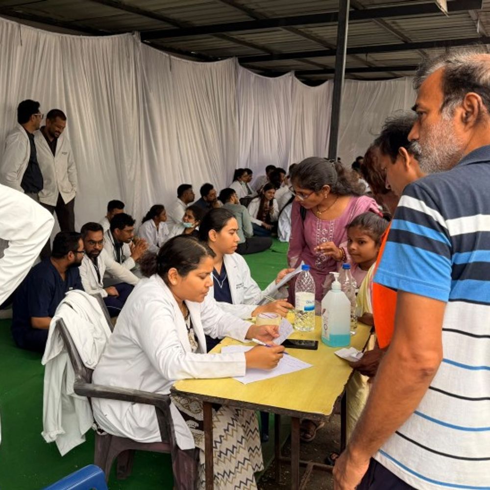रायपुर समेत प्रदेशभर में अनिश्चितकालीन हड़ताल शुरू:ओपीडी छोड़ी, जूनियर डॉक्टर धरना पंडाल में कर रहे इलाज