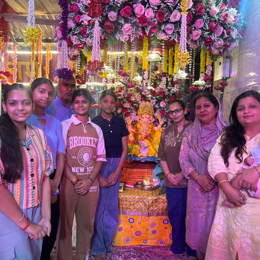 प्राचीन शिव मंदिर में गणेश ग्रुप ने कराया गणपति पूजन, भक्तों ने लिया आशीर्वाद