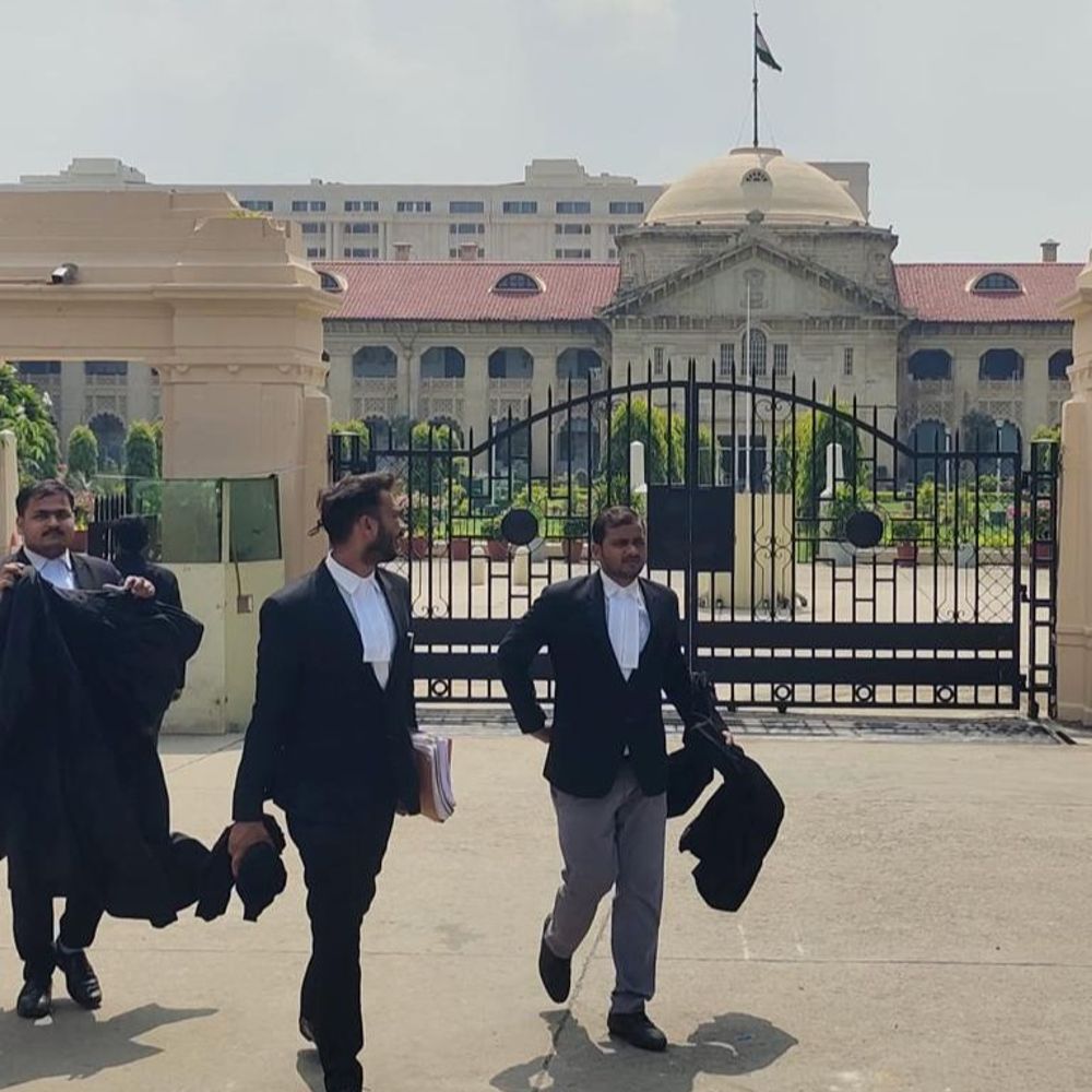 मऊ के 15 सहायक शिक्षकों को बड़ी राहत:हाईकोर्ट ने बिना सुनवाई की गई कार्रवाई निरस्त की, जांच की छूट