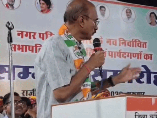 जालोर में कांग्रेस नेता ने प्रशासन पर लगाए आरोप:पुखराज पाराशर का आरोप- हारने वाले लोग पार्षदों को धमका रहे, सतर्क रहें
