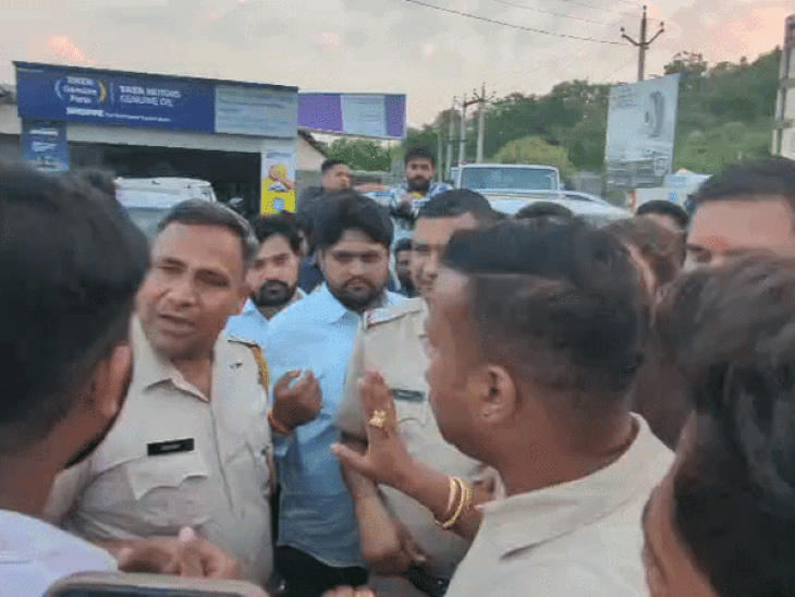 उदयपुर में गौ मांस की सूचना पर कंटेनर घेरा:सवीना CI से भिड़े गौ रक्षक; फर्जी दस्तावेज की आड़ में गौ मांस की तस्करी का आरोप