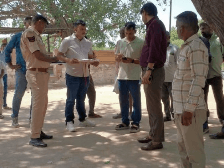 तालाब में मिली मरी हुई मछलियां:ग्रामीणों का आरोप- केमिकल युक्त पानी से मर रहीं, एक्सपर्ट बोले- ऑक्सीजन की कमी